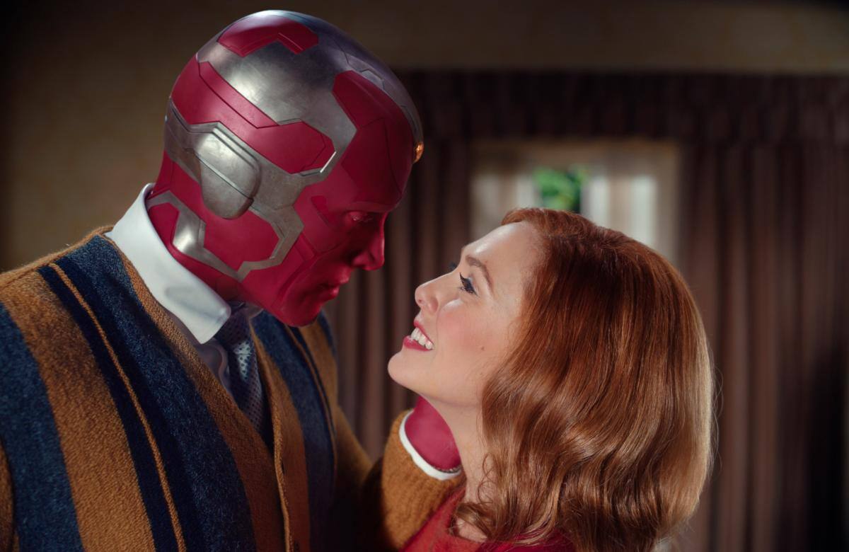 Elizabeth Olsen y Paul Bettany protagonizan “Wanda Vision”.