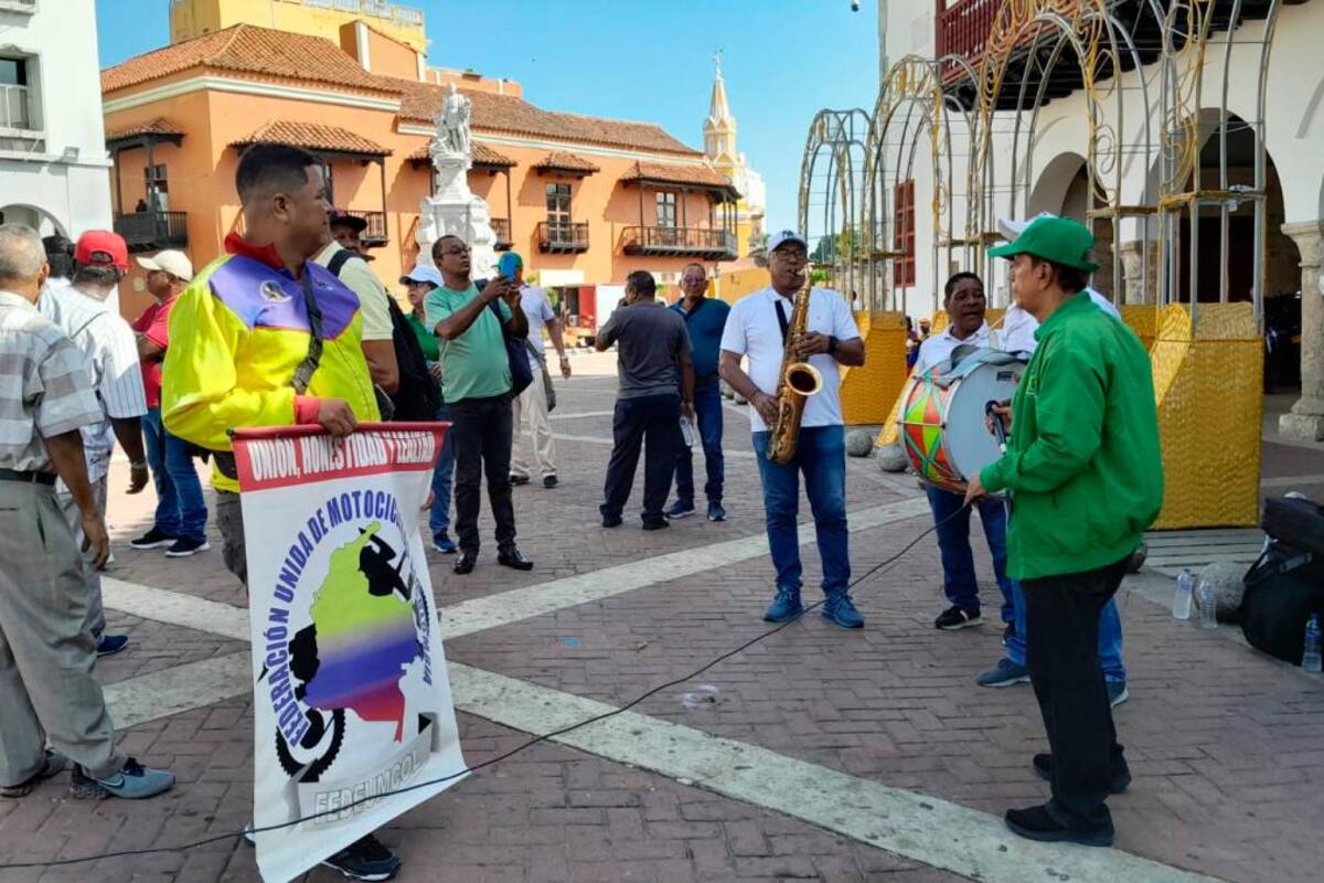 Video: “Fuera Dau”, lanzan tomates contra la Alcaldía de Cartagena