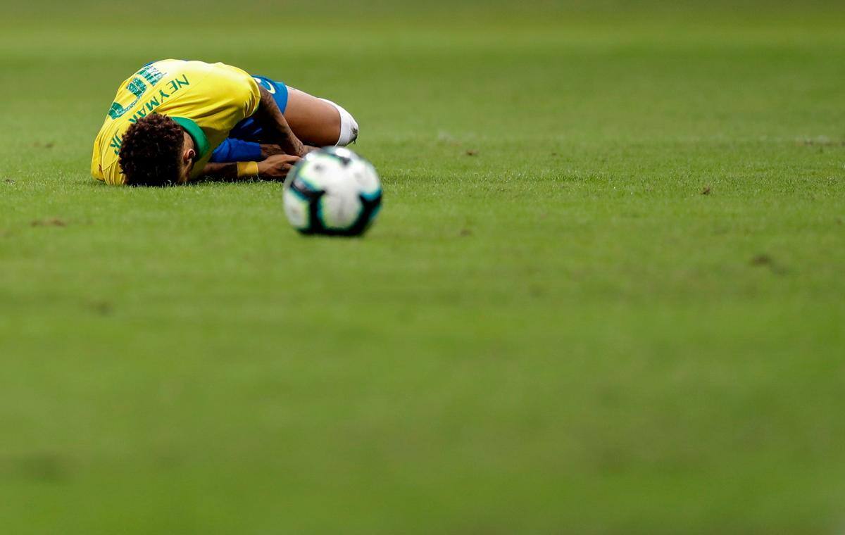 Neymar cayó en el lesionado en el partico ante Qatar. EFE Antonio Lacerda
