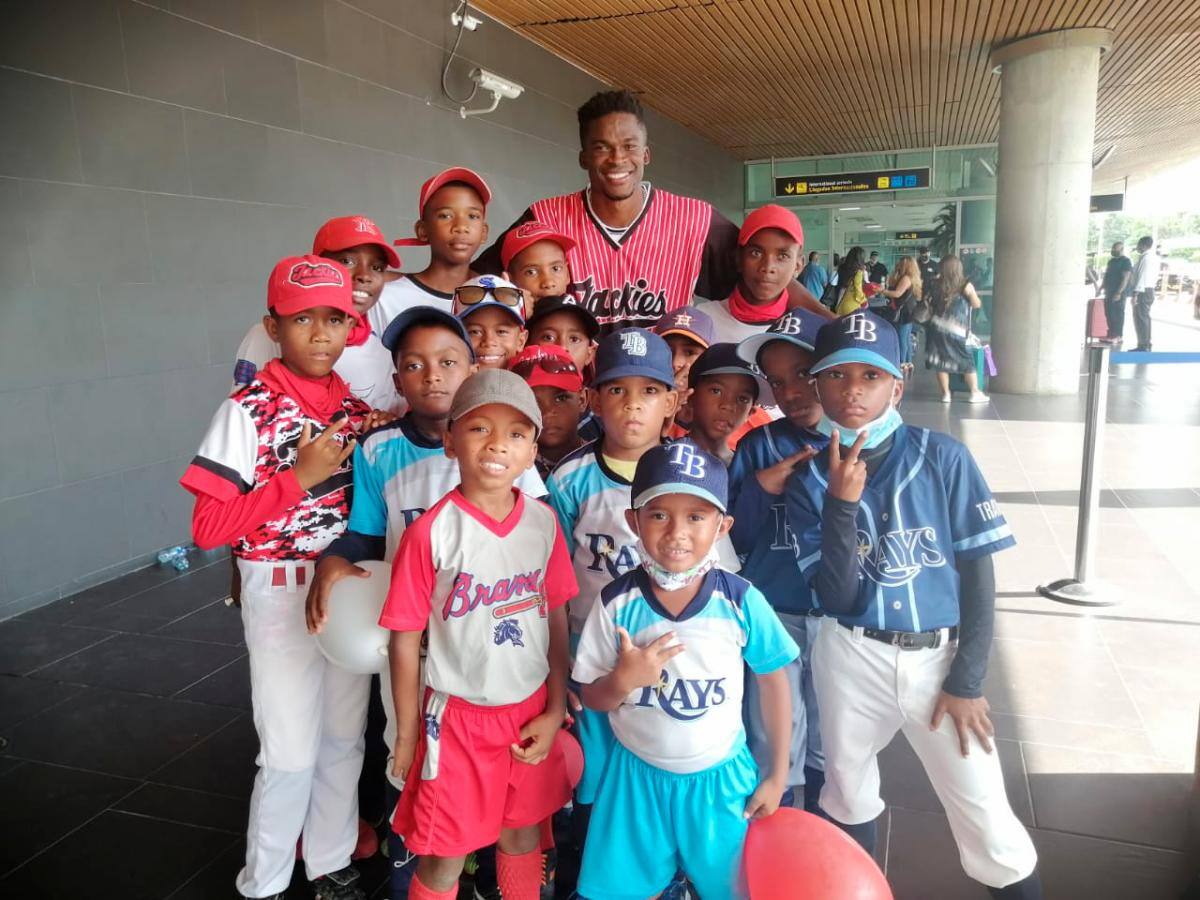 Reiver Sanmartín, con su mamá Claudia Zúñiga y su tía y hermana Margarita Sanmartín. //CORTESÍA