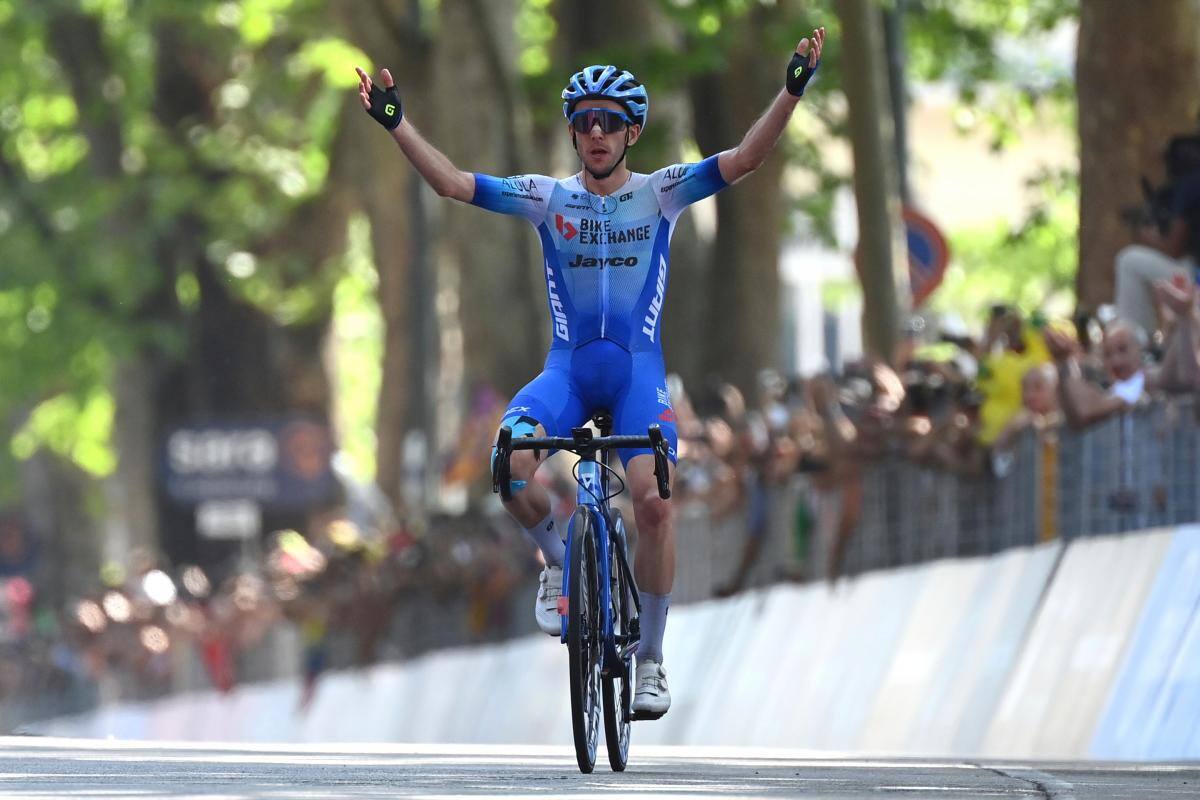 El británico Simon Yates gana y Carapaz arrebata liderato a López