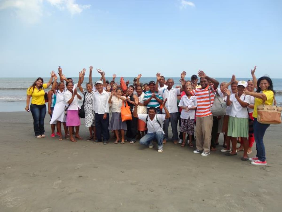 Adultos mayores de Turbana conocieron el mar CORTESÍA