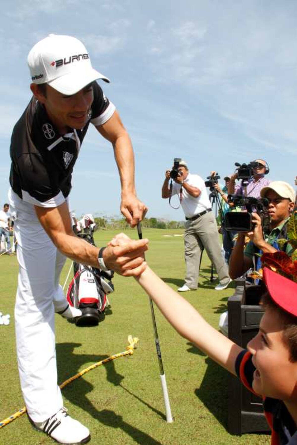 Camilo Villegas saludó a los niños golfistas. Óscar Díaz Acosta-El Universal