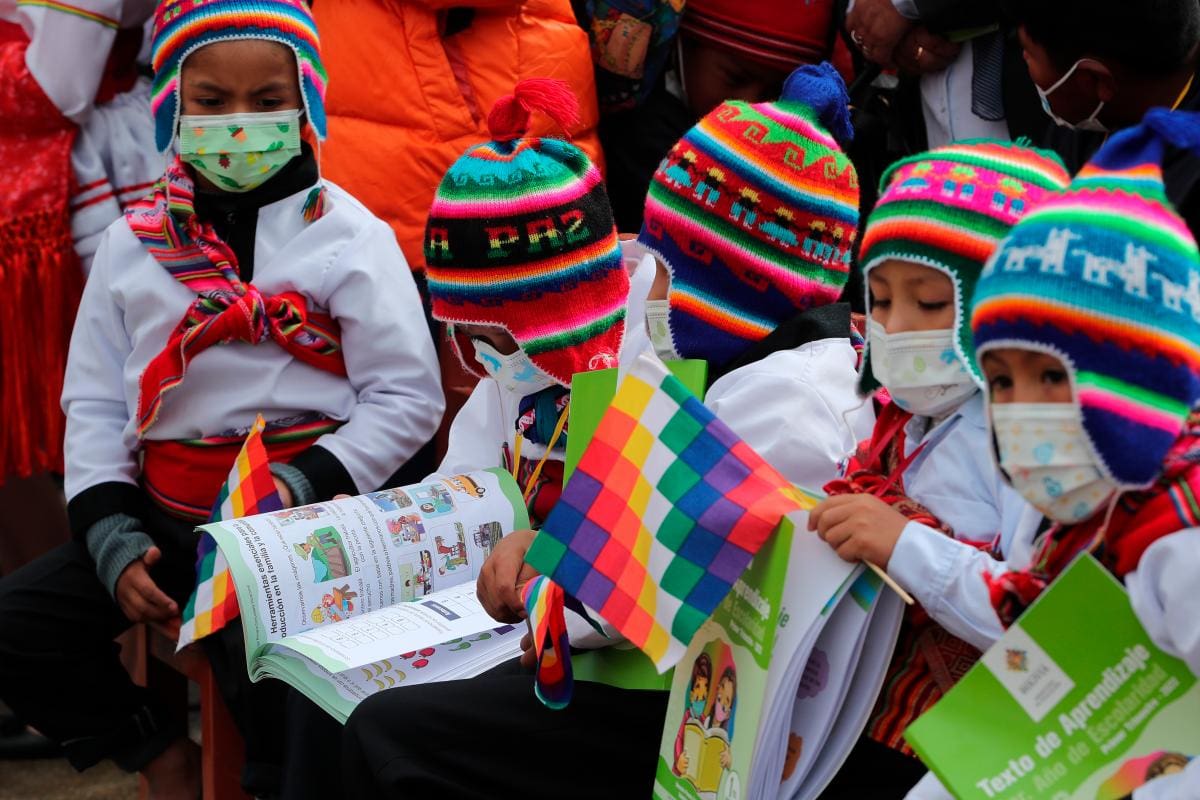 Bolivia vuelve al uso obligatorio de mascarillas en escuelas