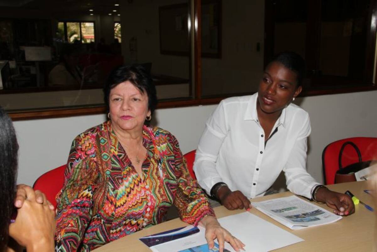 Josefina Mendivil Ciódaro, directora del área de Responsabilidad Social de Karibana; y María Julio, trabajadora social. ÓSCAR DÍAZ ACOSTA-EL UNIVERSAL