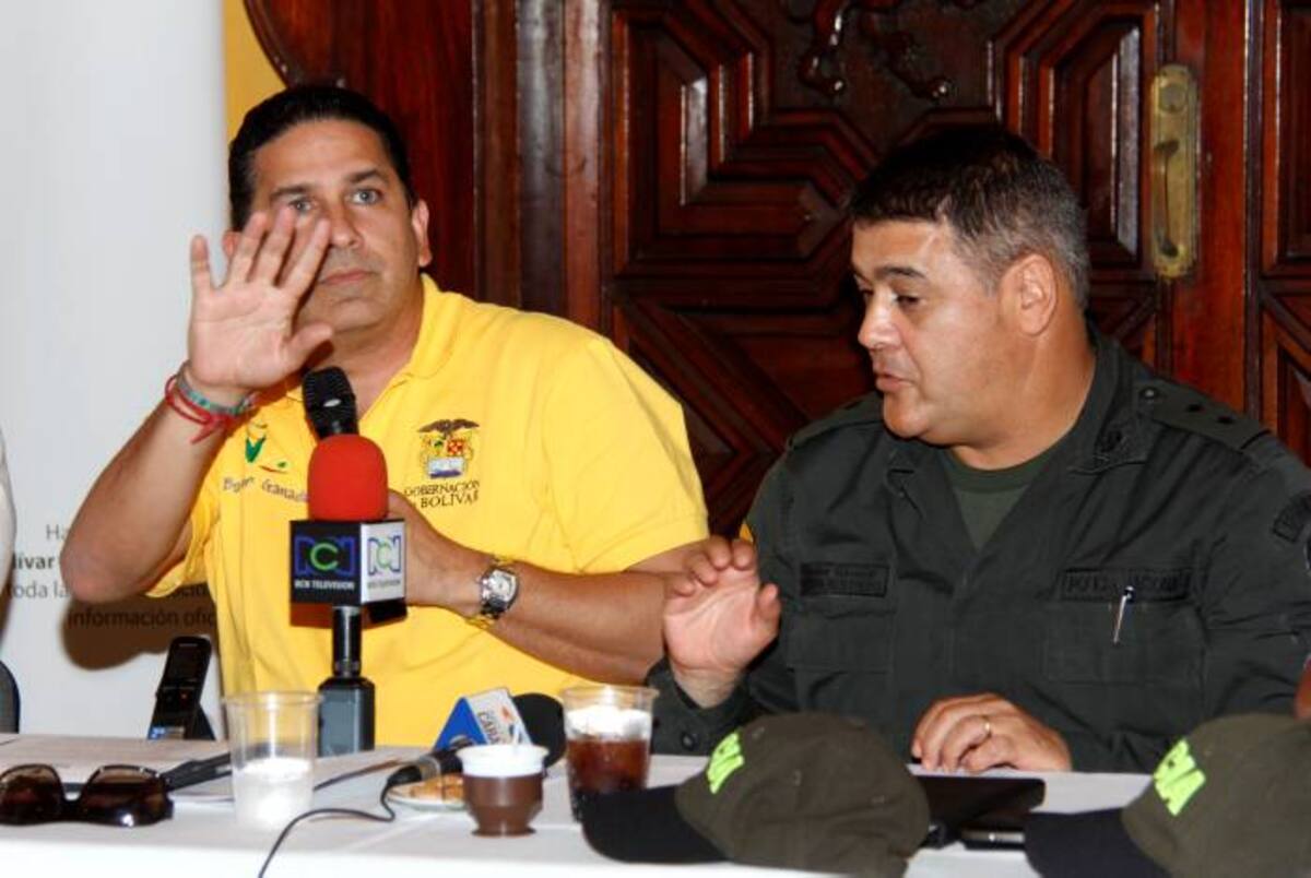 Juan Carlos Gossaín, gobernador de Bolívar; y el general Ricardo Restrepo, comandante de la Región No. 8 de la Policía Nacional, encabezaron el Consejo de Seguridad realizado ayer en el Salón Amarillo del Palacio de la Proclamación. KAILLINE GIRALDO - EL UNIVERSAL