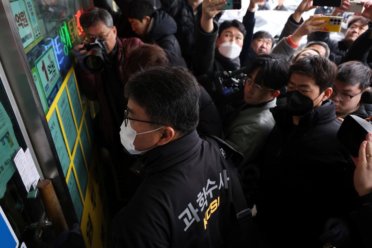 Registran casa de sospechoso de apuñalar al líder opositor de Corea del Sur