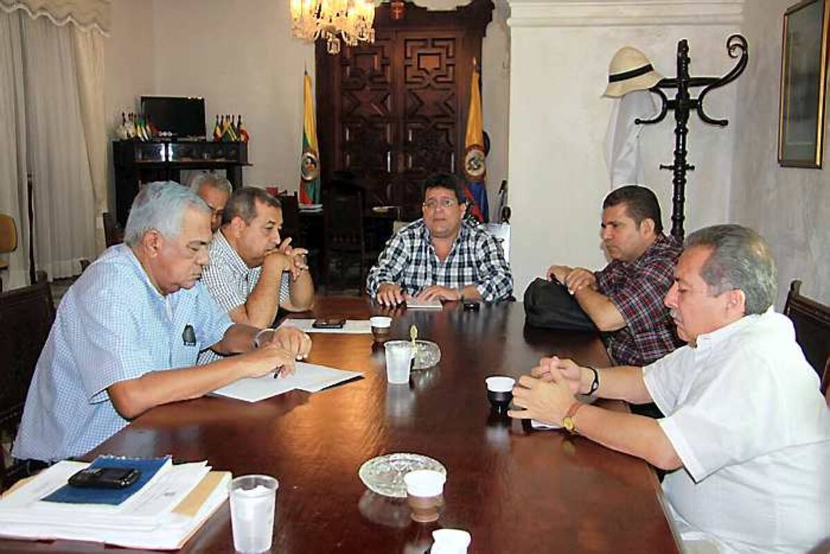 El Gobernador de Bolívar, Alberto Bernal Jiménez, se reunió con su equipo económico y la Junta Directiva de la Asamblea de Bolívar, con el fin de analizar los diferentes ajustes que han de realizarse para el presupuesto del 2012. Cortesía