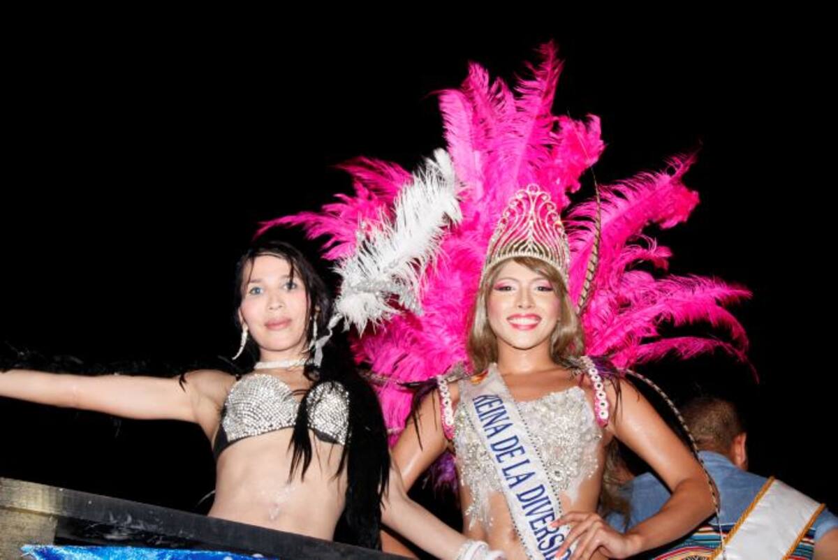 Carolina Orozco, Reina de la Diversidad Sexual, junto una de sus compañeras en el desfile que esta población año tras año realiza para reivindicar la lucha y respeto por sus derechos. //Foto Zenia Valdelamar.