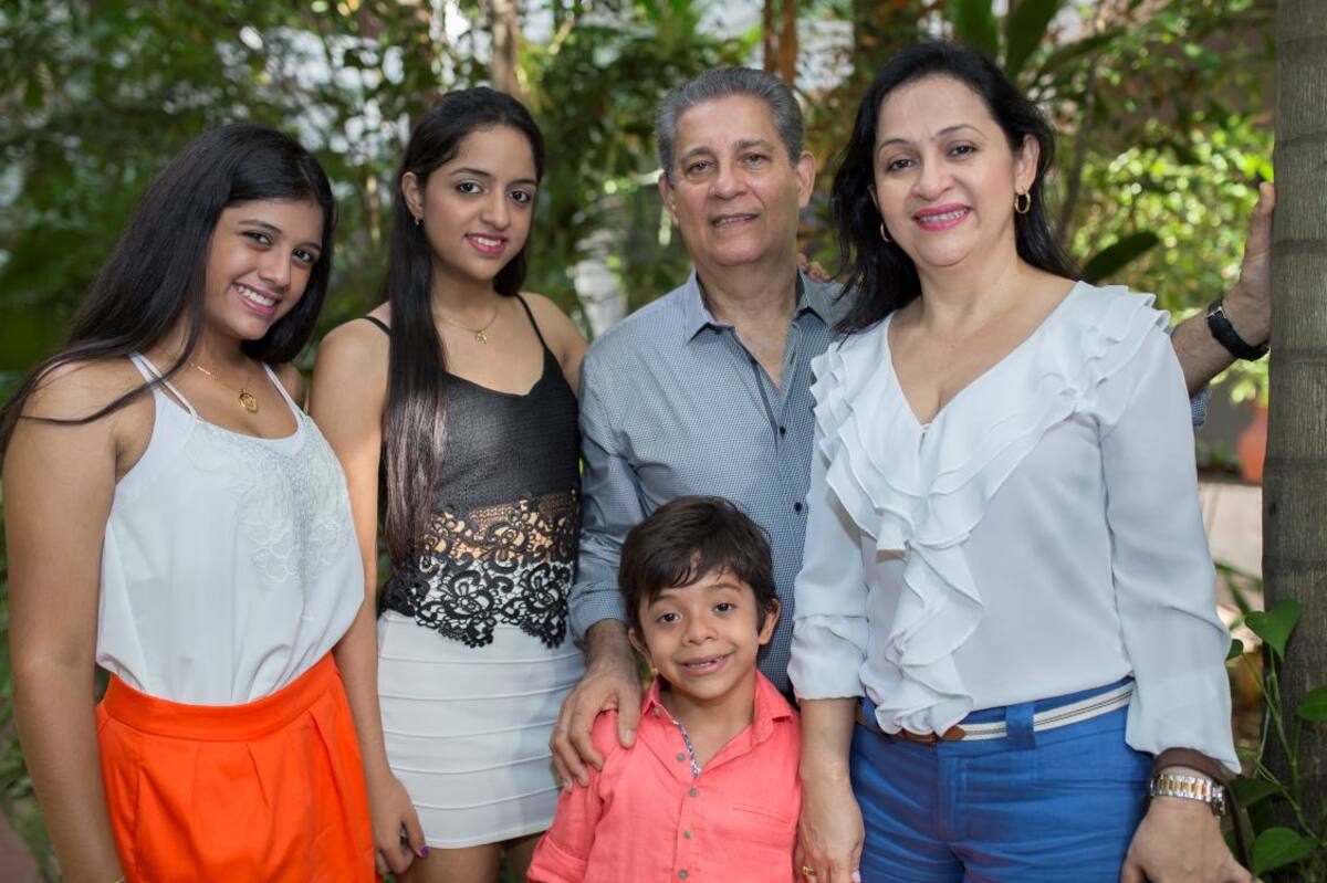 Valentina y Karen García, Alfonso Otero, Mayela Calderón y Alfonsito Otero.