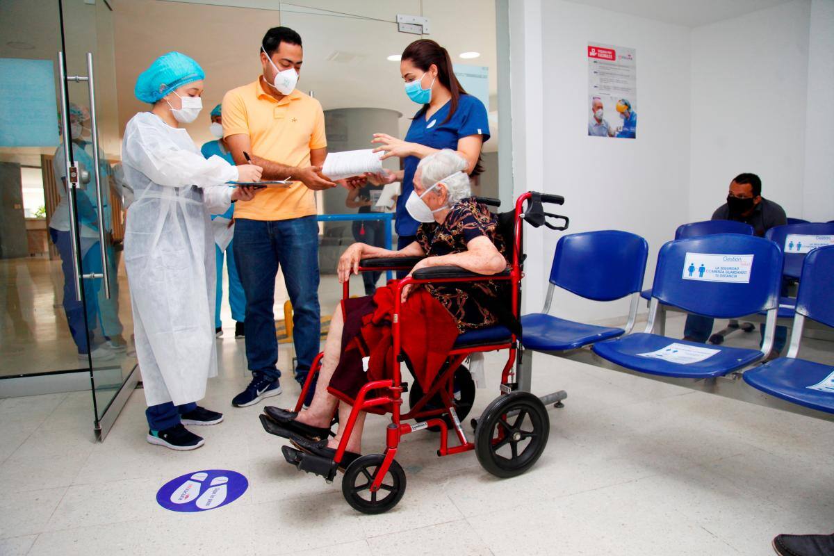 “¡Vacúnense!, esto nos protegerá”: adultos mayores