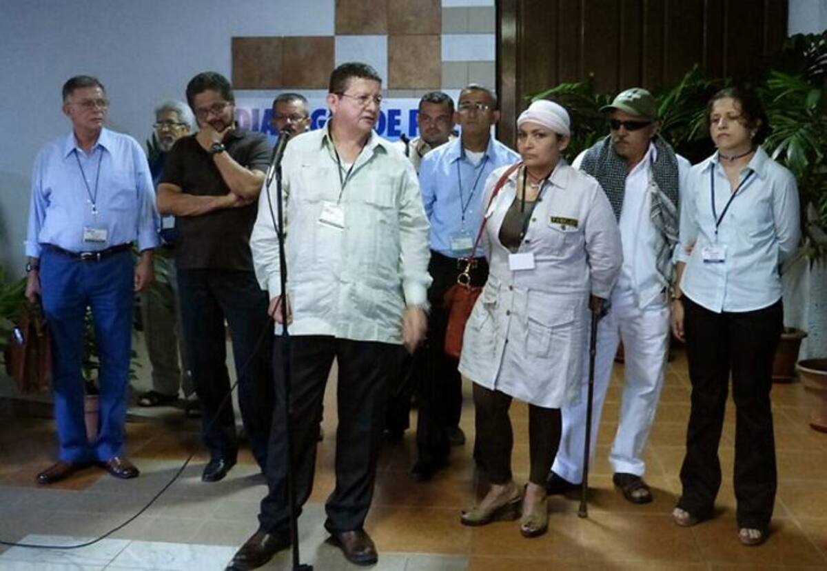 El guerrillero Jorge Torres Victoria, alias ‘Pablo Catatumbo’ junto con la delegación de paz de las Farc en La Habana. COLPRENSA