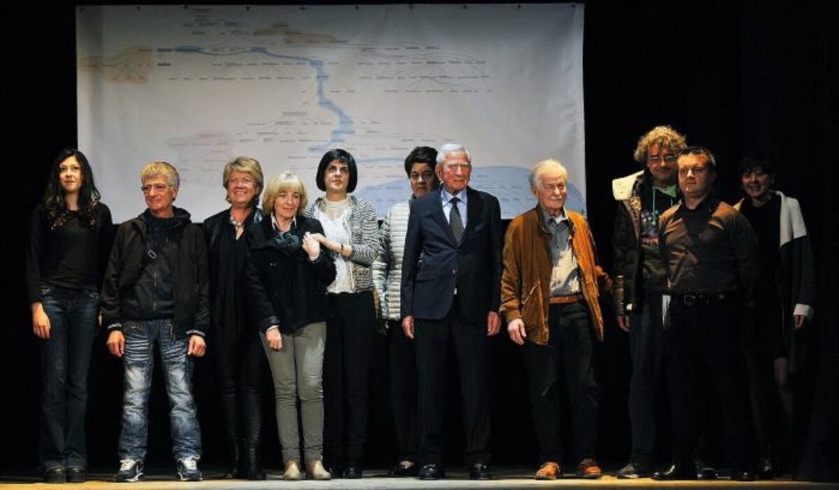 Los investigadores italianos anunciando la noticia en el Teatro Da Vinci, cerca a Florencia (Italia). //AP Maurizio Degl'Innocenti