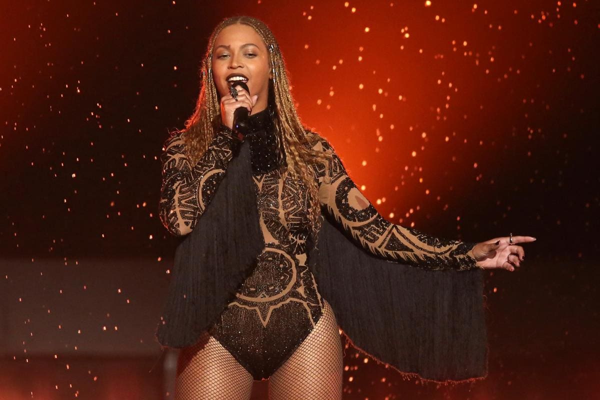 Video: la verdad del saludo de Beyoncé a Shakira en pleno concierto