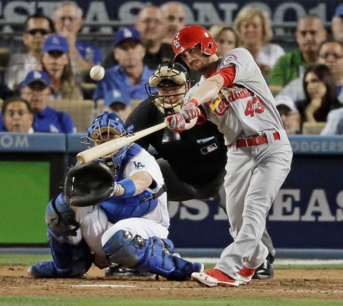 Shane Robinson fue decisivo con el madero en el triunfo de los Cardenales de San Luis. AFP