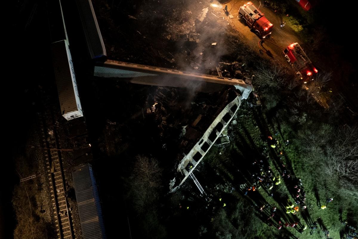 Una fotografía tomada con un dron muestra a los bomberos y equipos de rescate trabajando para sacar a los pasajeros de los trenes.