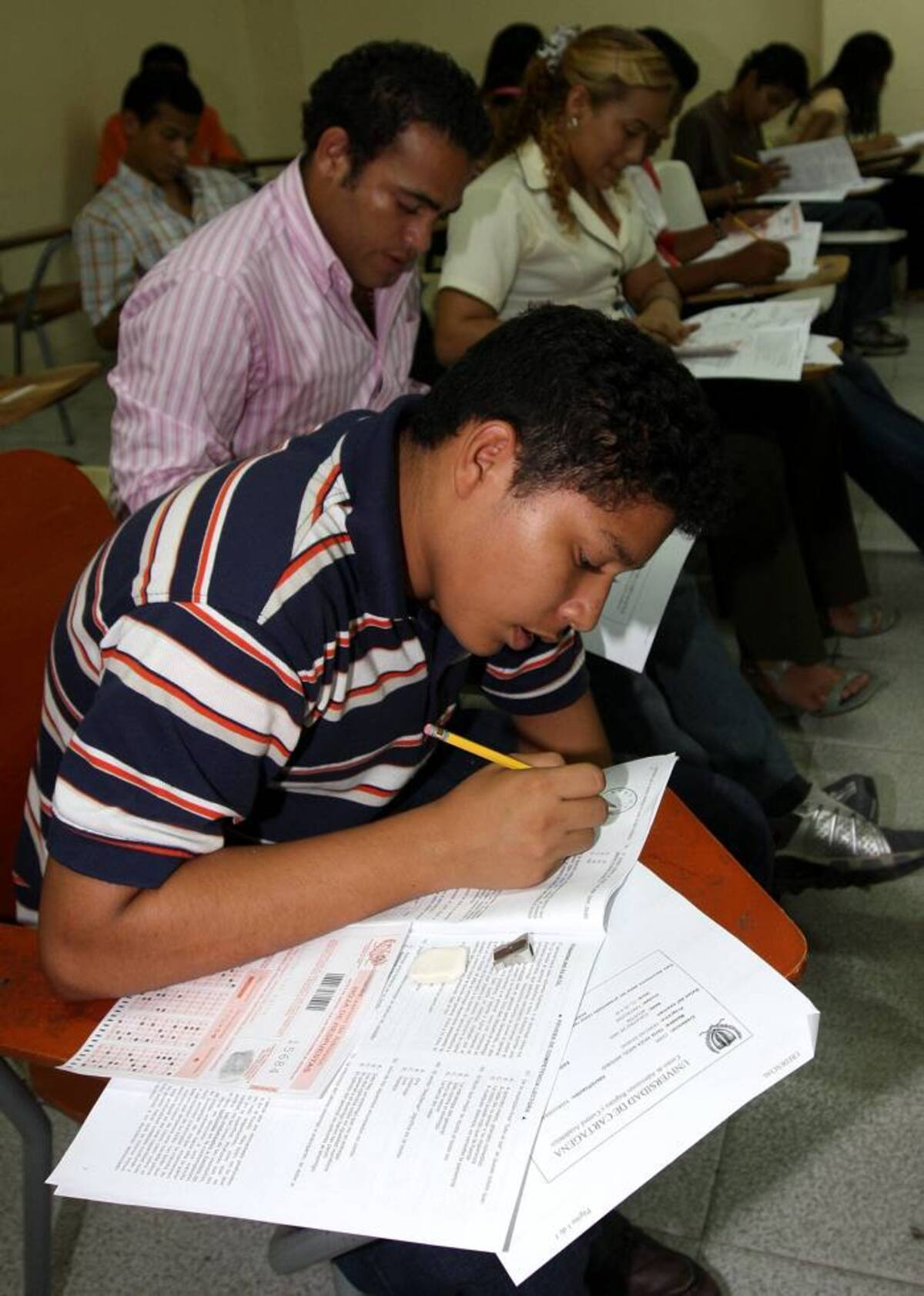 Los aspirantes deben presentar su documento de identidad antes de ingresar a realizar el examen. ZENIA VALDELAMAR-EL UNIVERSAL