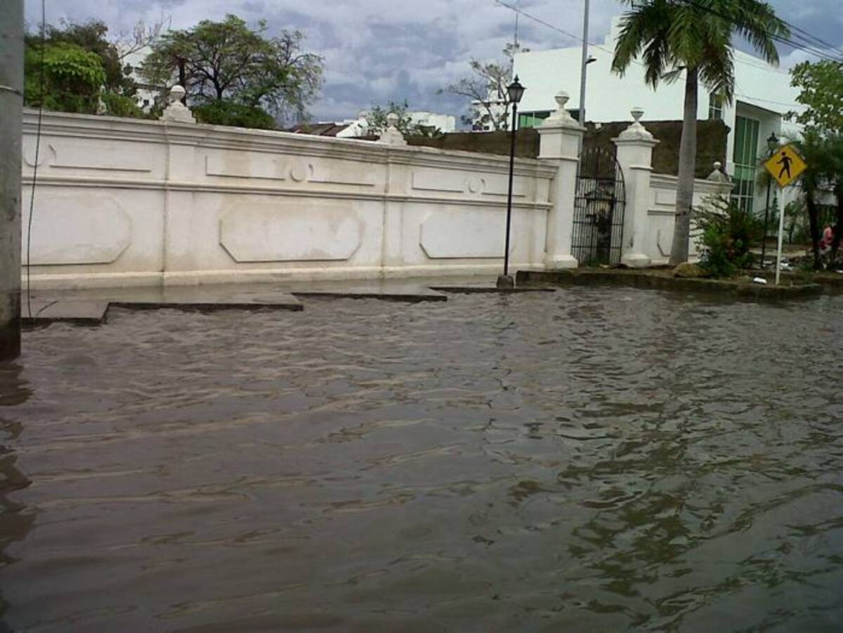 Así amaneció la Cuarta Avenida de Manga. ALEXANDRA CLAVIJO - ELUNIVERSAL.COM.CO