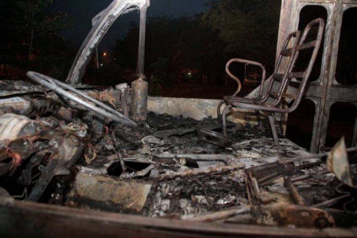 La buseta fue consumida por las llamas. NAYIB GAVIRIA AMADOR - EL UNIVERSAL