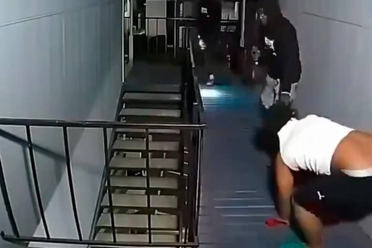 Video: mujer defendió a su novio, con metralleta, de ser atracado en su casa