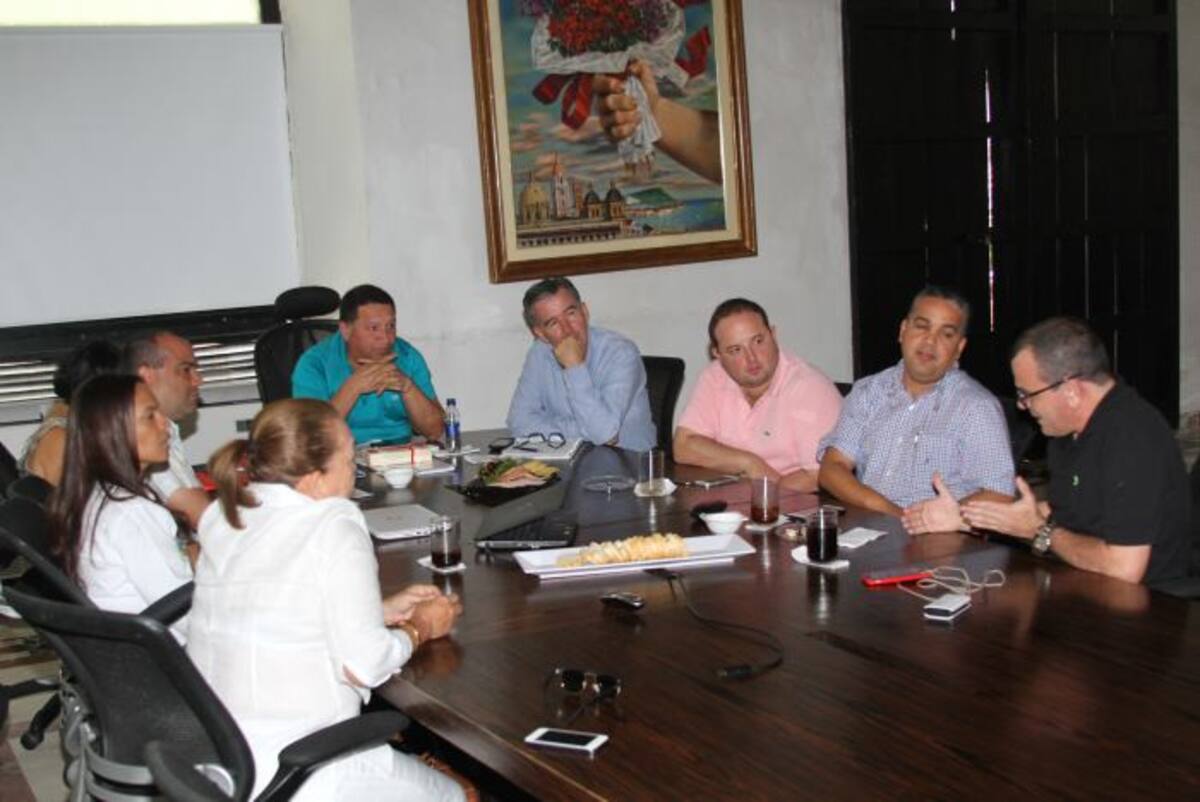 Los congresistas se reunieron con el Alcalde, quien estuvo acompañado de la secretaria de Planeación, Luz Elena Paternina; el secretario de Hacienda, Napoleón de la Rosa; la secretaria general, Luz Estella Cáceres; y Luis Dunoyer, secretario privado.