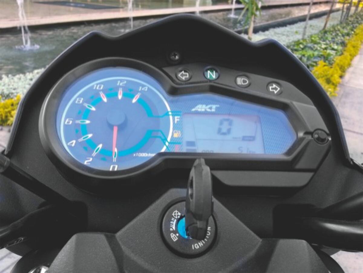 El tablero incluye un tacómetro análogo de fácil lectura y una pantalla digital con la información necesaria de la moto.