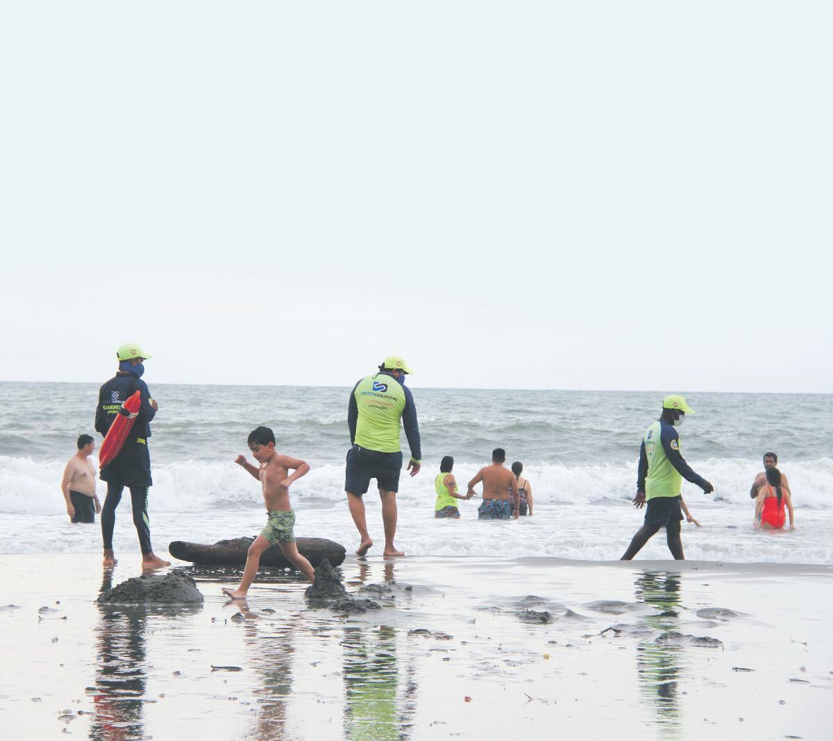 Los salvavidas que se encuentran laborando en Playa Azul lo están haciendo sin ningún tipo de contrato aun