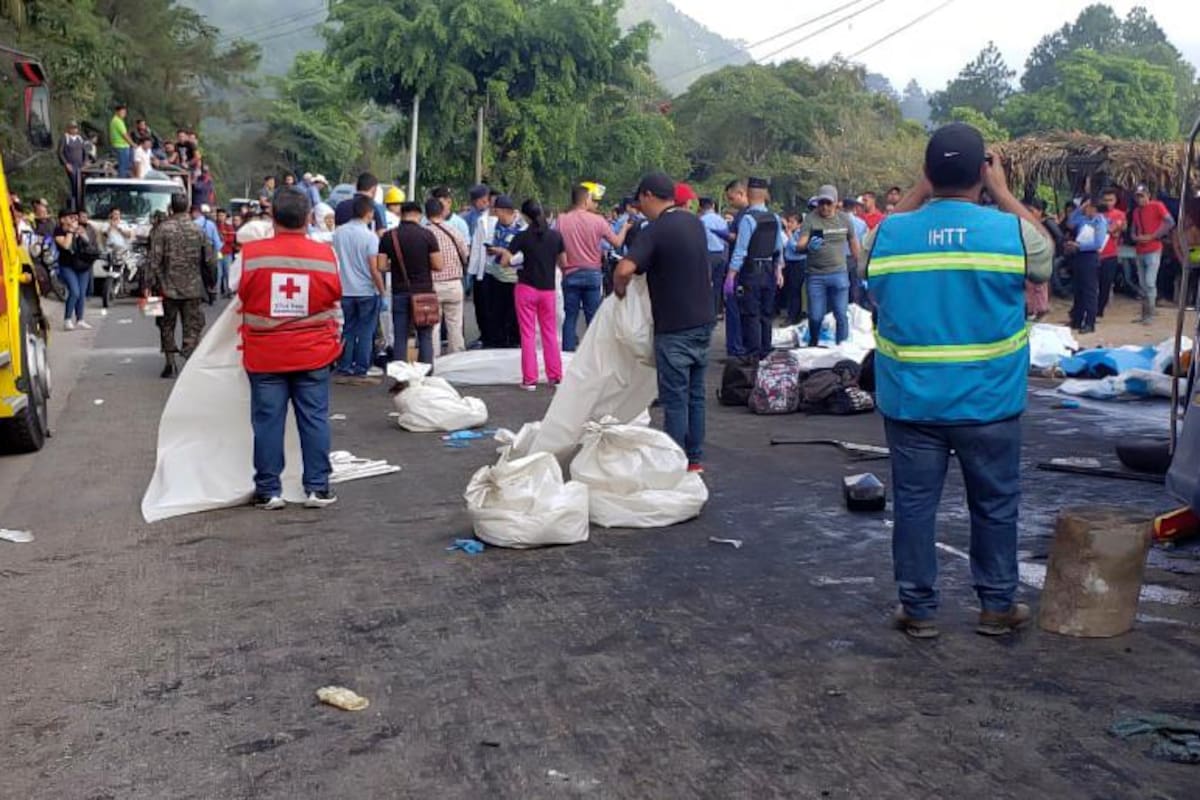Video: al menos 17 personas murieron en choque de dos autobuses en Honduras
