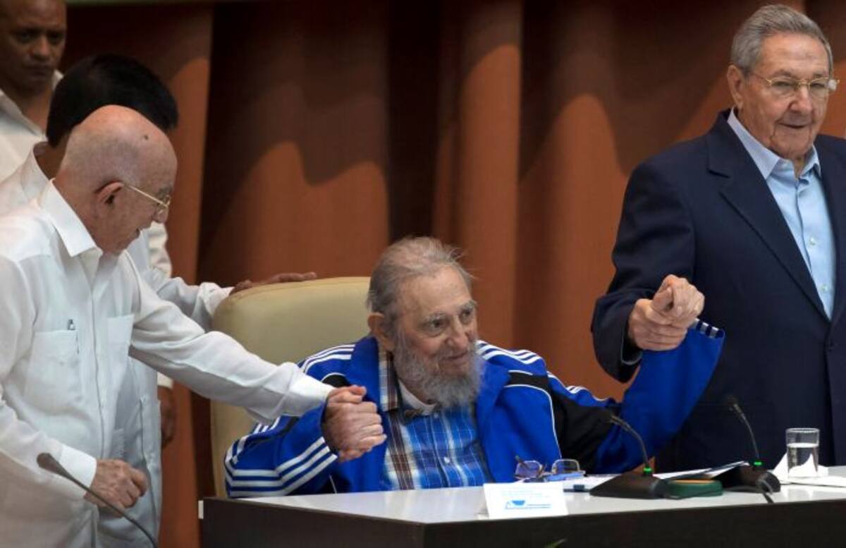La inusual presencia del retirado líder al que se vió muy frágil aunque lúcido, emocionó a muchas personas. AP Ismael Francisco