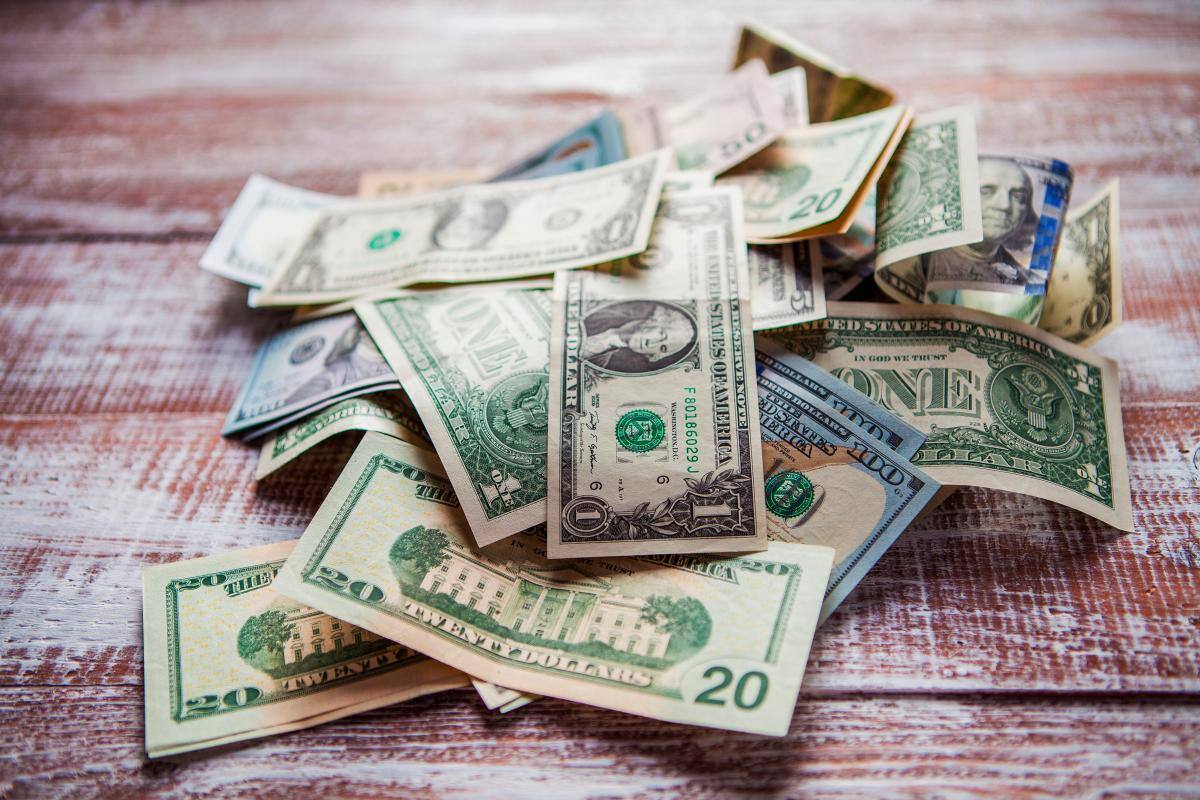 Dólar nuevamente al alza: bonos de EEUU rozan 5% y Powell toma el centro de atención