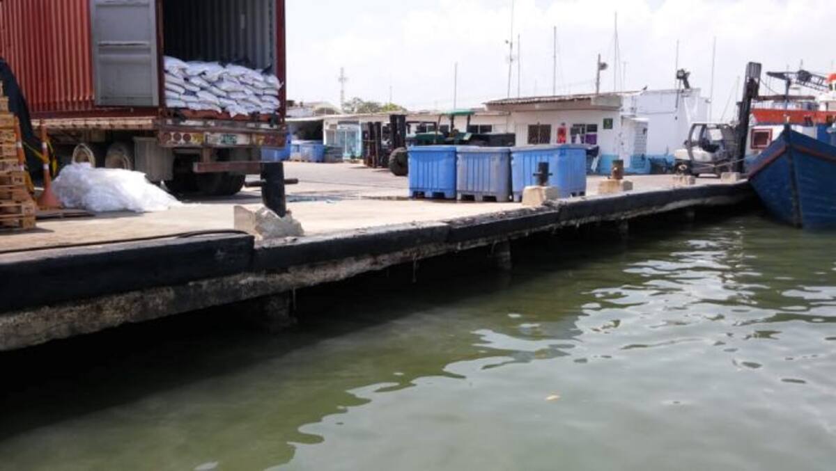 Personal de Guardacostas hizo presencia en el lugar para verificar si la bahía está contaminada. Cortesía
