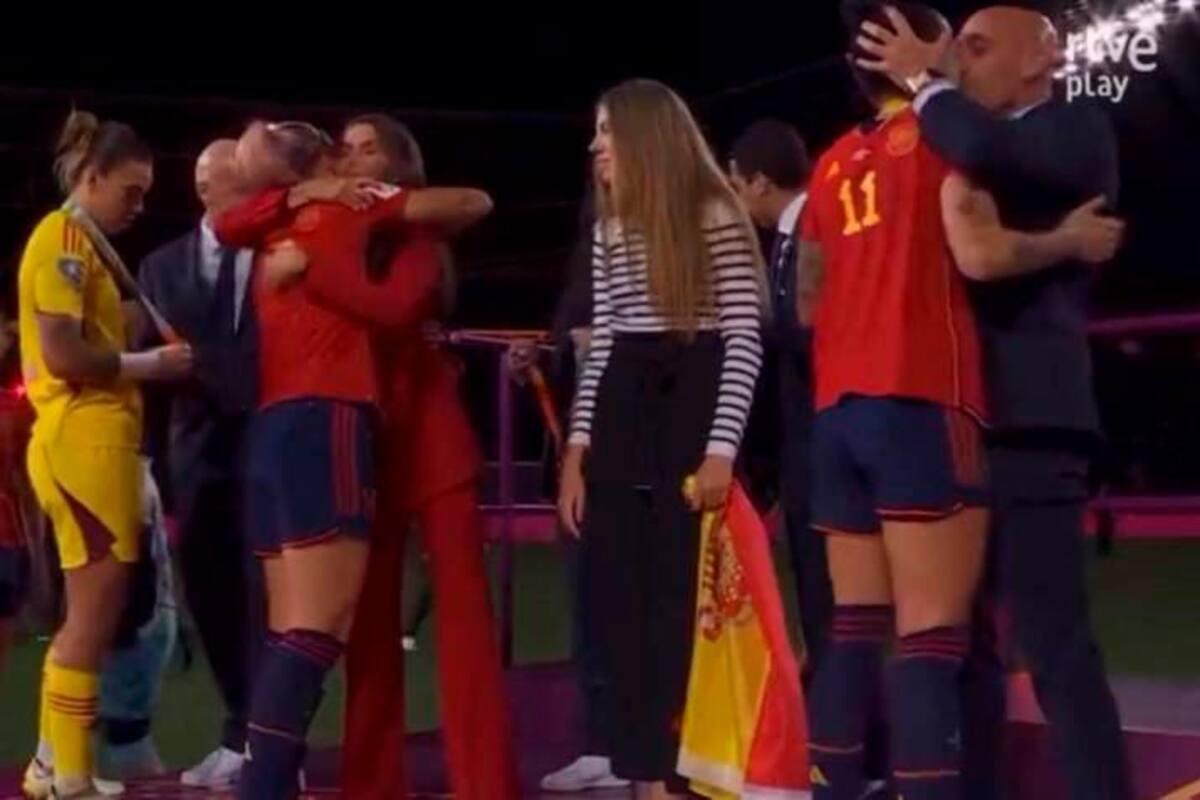 Indignación por beso no consentido del presidente de federación española a Jenni Hermoso