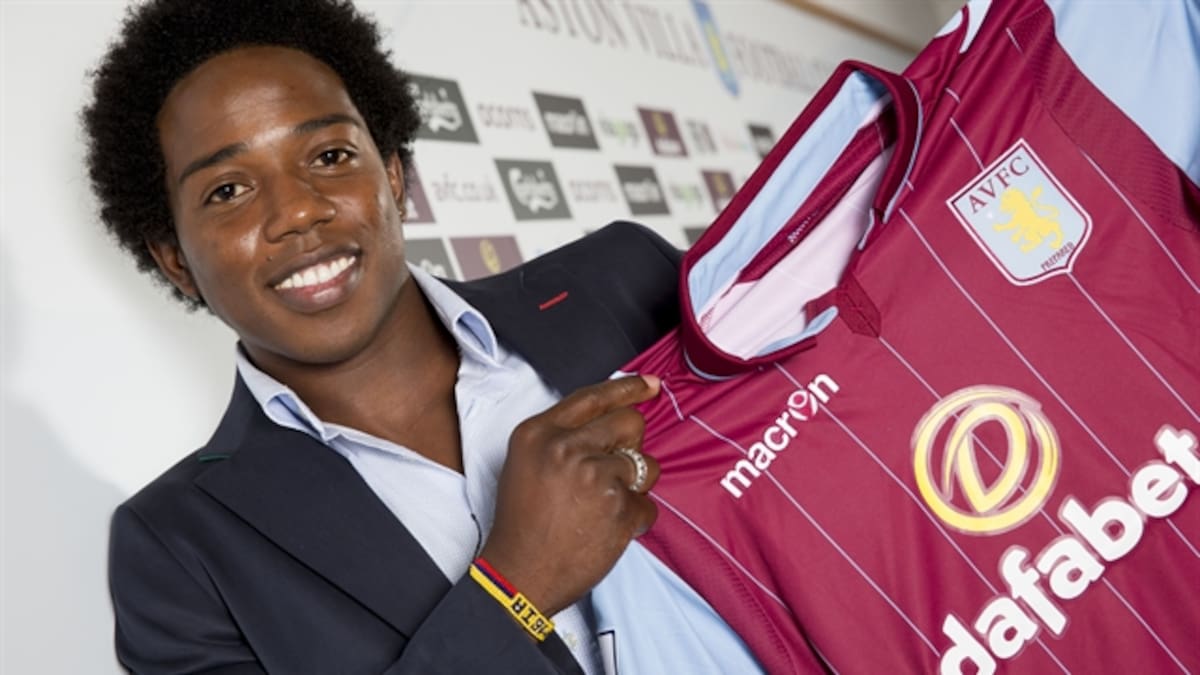 Sánchez con la que será su nueva camiseta. TOMADO DEL SITIO OFICIAL DE ASTON VILLA