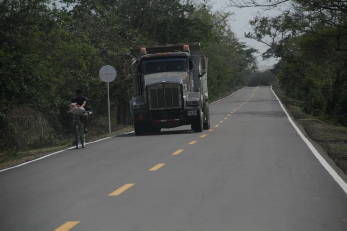 De la deteriorada vía que comunica a la Vía del Mar, desde el corregimiento de Loma de Arena, con la carretera La Cordialidad, en inmediaciones del municipio de Santa Catalina, ya no está quedando nada, pues su recuperación avanza significativamente. Los primeros 5 kilómetros ya fueron asfaltados. Oscar Díaz/ El Universal