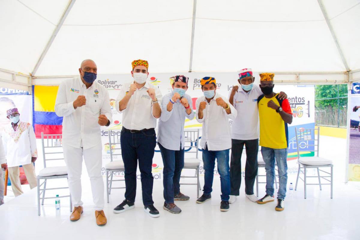 José Altahona, alcalde de Mahates; Vicente Blel, gobernador de Bolívar; Ernesto Lucena, ministro del Deporte; ‘Happy’ Lora y ‘Kid Pambelé’, excampeones mundiales; y Yuberjén Martínez, sangre nueva del boxeo colombiano. //Cortesía