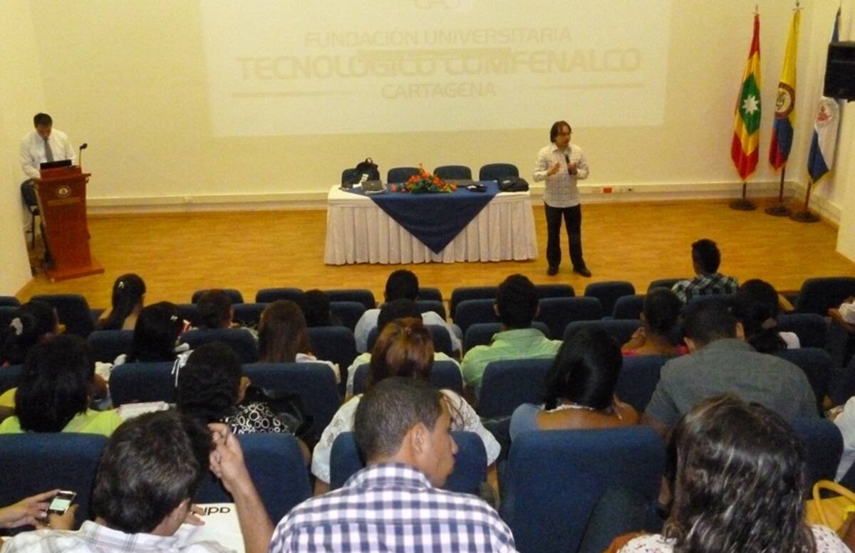 Harry Mora, uno de los agentes del Departamento de Justicia de la Embajada Estadounidense, explican a más de 100 estudiantes y tutores de Derecho las ventajas del Sistema Penal Acusatorio.