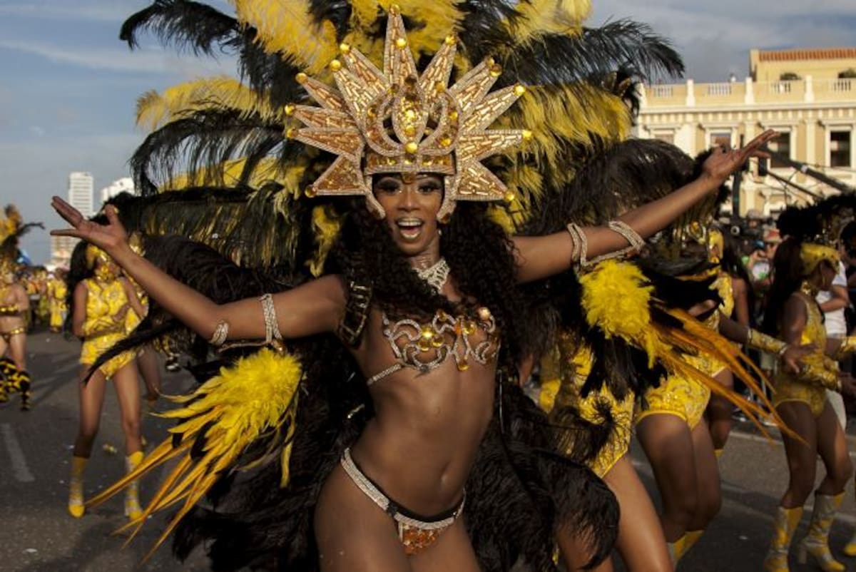 Grupos folclóricos de la ciudad, los grandes Lanceros y actores festivos también harán parte del desfile. ARCHIVO.