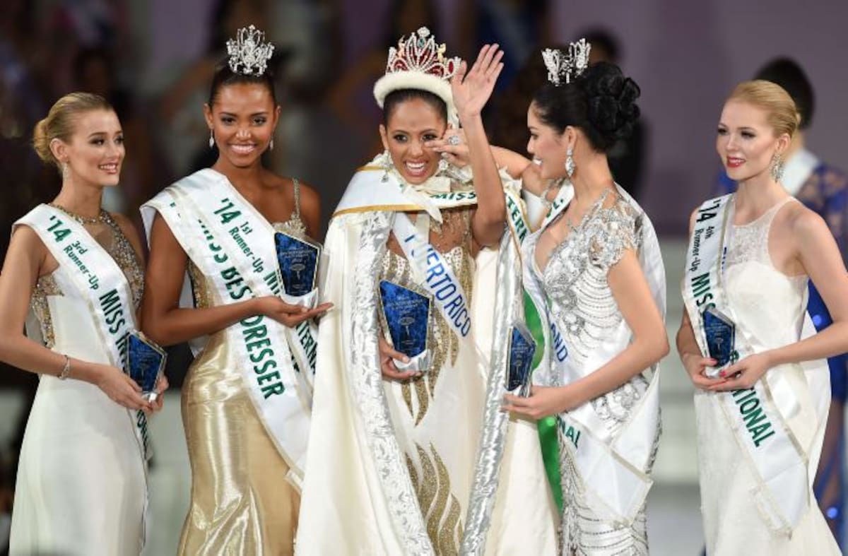 De izquierda a derecha: Victoria Charlotte Tooby, segunda princesa; Zuleika Suárez, virreina; Valerie Hernández Matías, reina; Punika Kulsoontornrut, primera princesa; y Milla Romppanen, tercera princesa. AFP TORU YAMANAKA
