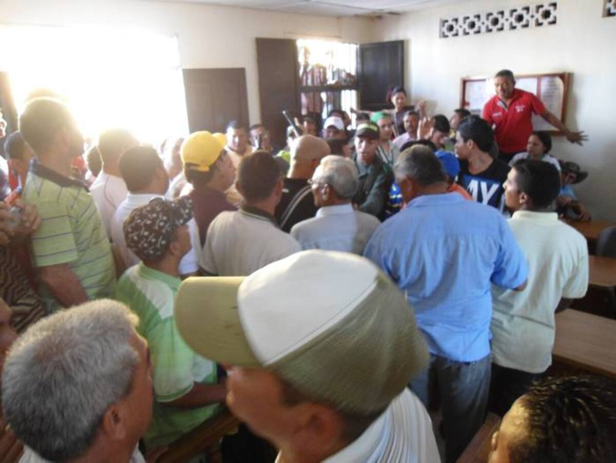 Trifulca entre los seguidores de las personas que aspiraban al cargo de personero en El Carmen. LILA LEYVA VILLARREAL, CORRESPONSAL EL UNIVERSAL