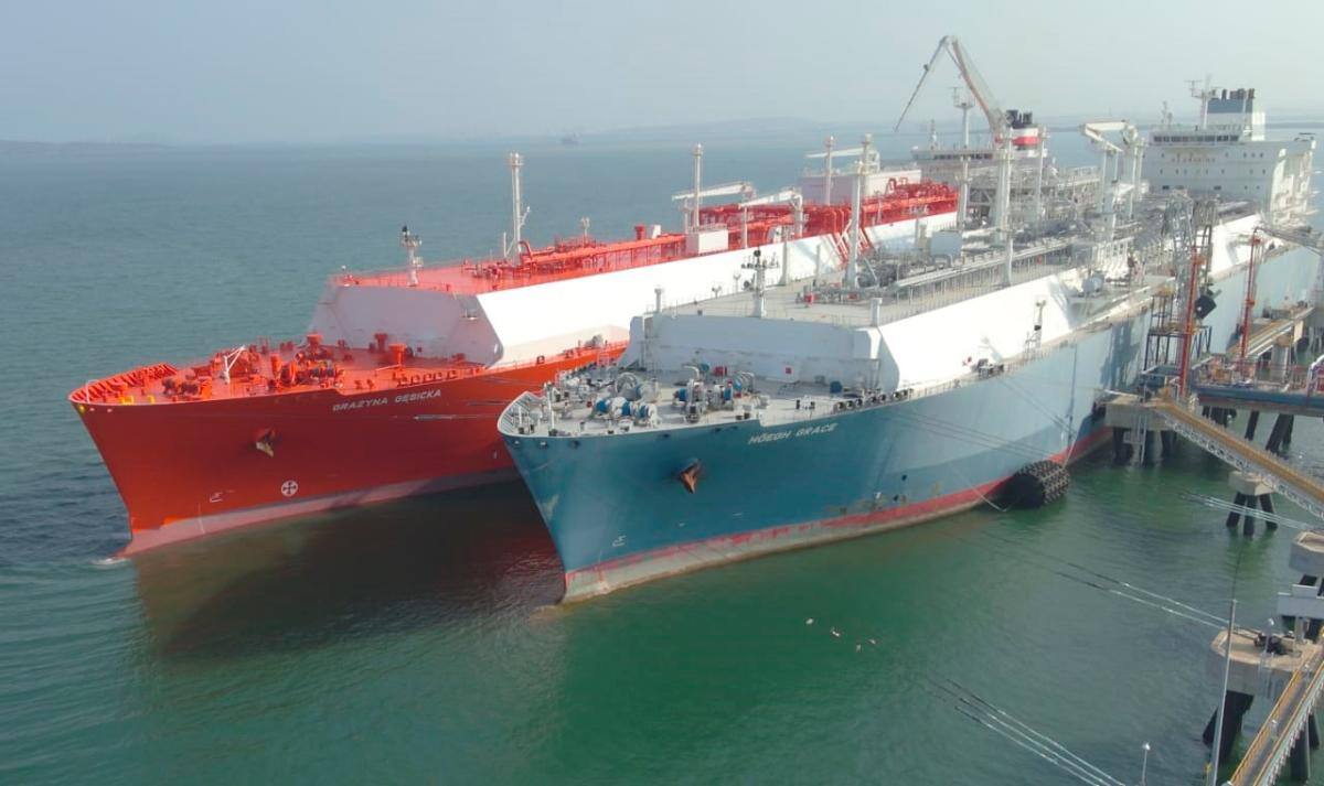 Las importaciones de GNL se hacen desde EE.UU. y Trinidad y Tobago. En la imagen, una maniobra de descargue de un buque metanero. //Cortesía