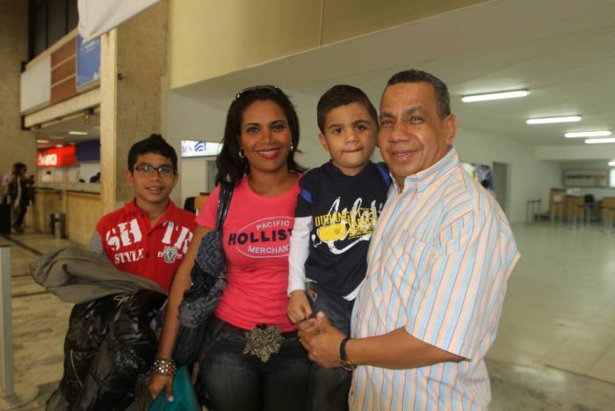 La familia Álvarez Lorduy en el Aeropuerto Rafael Núñez de Cartagena. JULIO CASTAÑO - EL UNIVERSAL