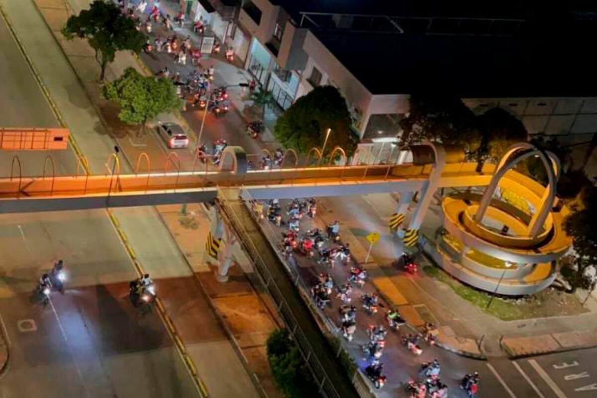 Noche de bloqueos y actos vandálicos en Bucaramanga por muerte de motociclista