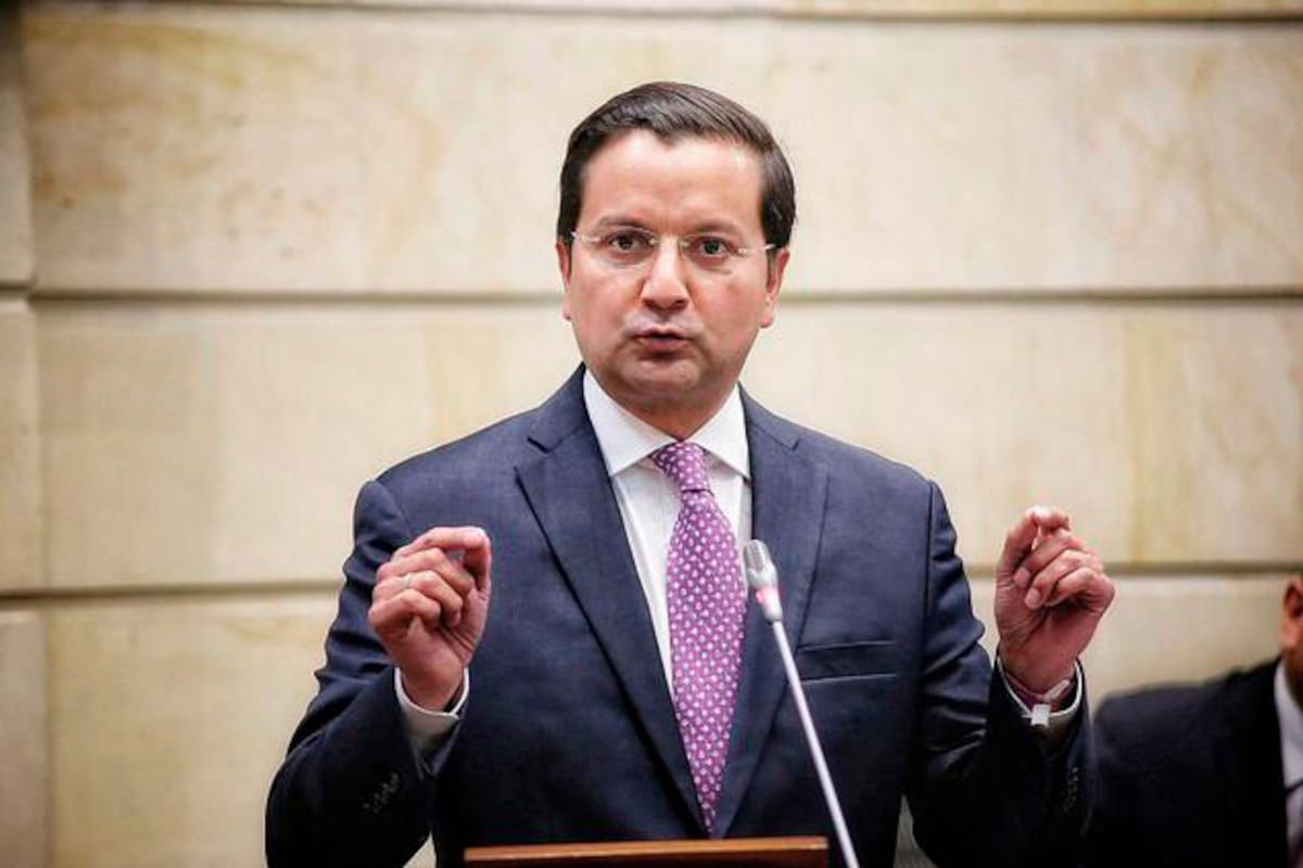 El senador opositor que sin gritos pone en aprietos a Petro