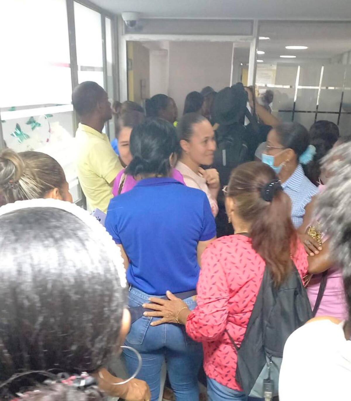 Los padres de familia se fueron hasta la Secretaría de Educación a buscar ayuda para sus hijos.