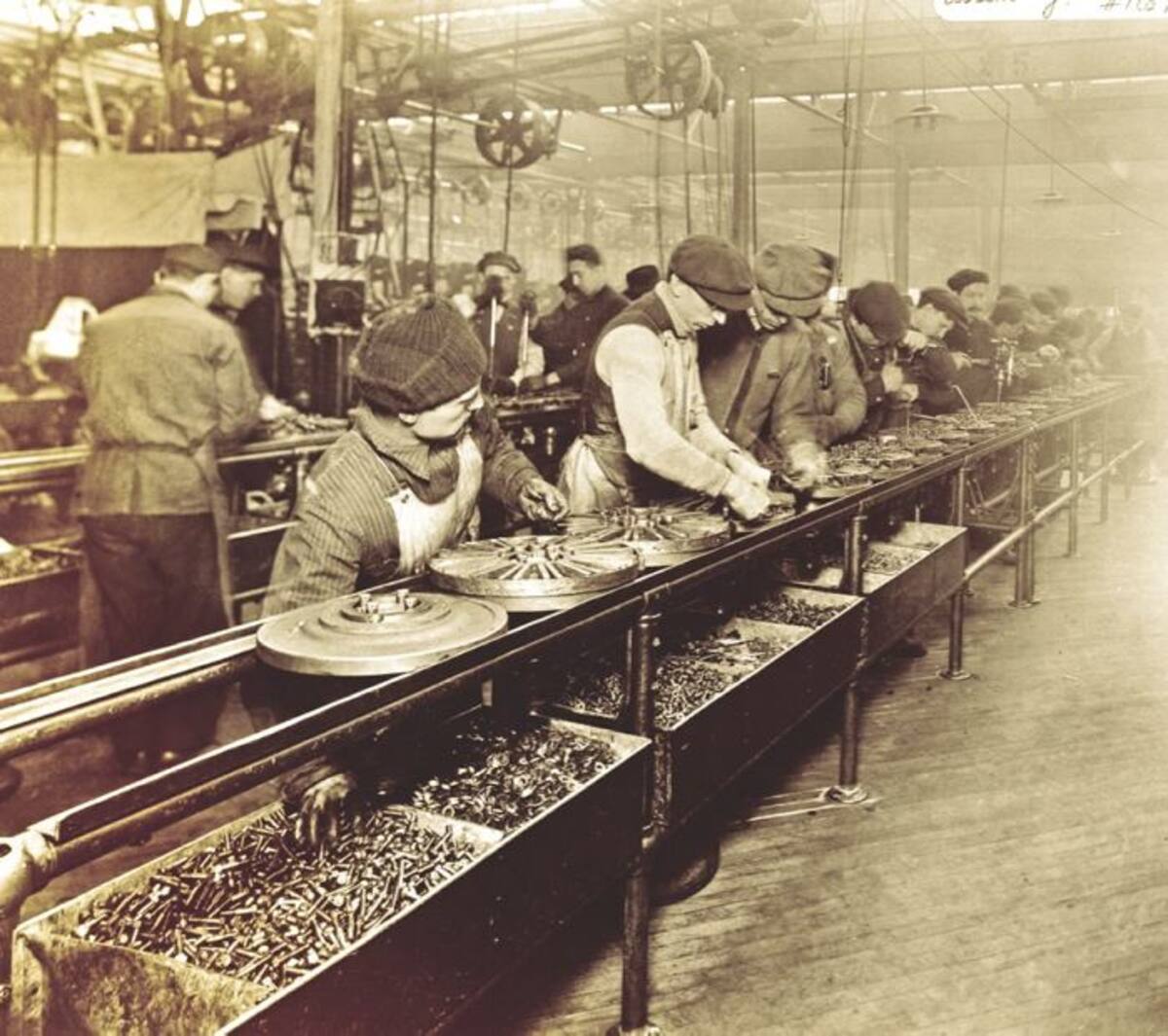 La línea de producción fue revolucionaria en su momento. Bajó los costos de fabricación y redujo el tiempo de ensamble.
