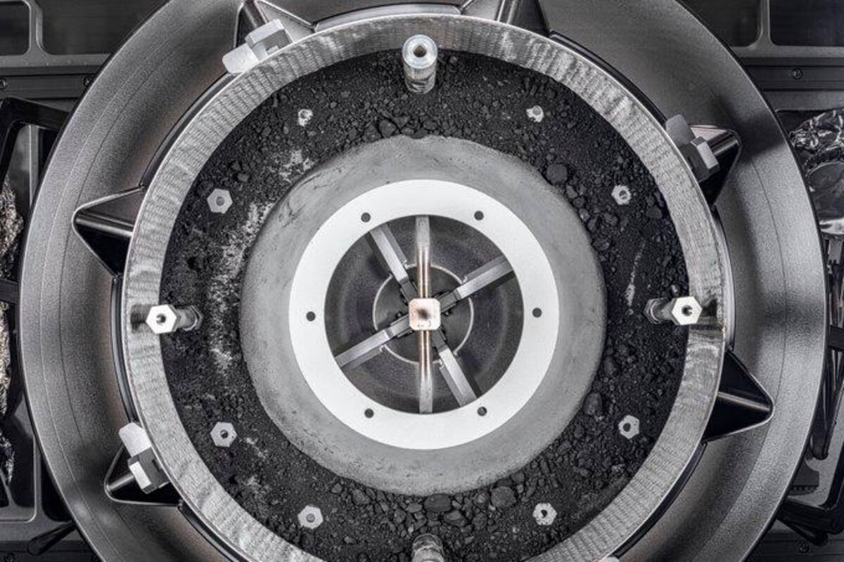 Esto halló la NASA al abrir por completo el cofre llegado de Bennu