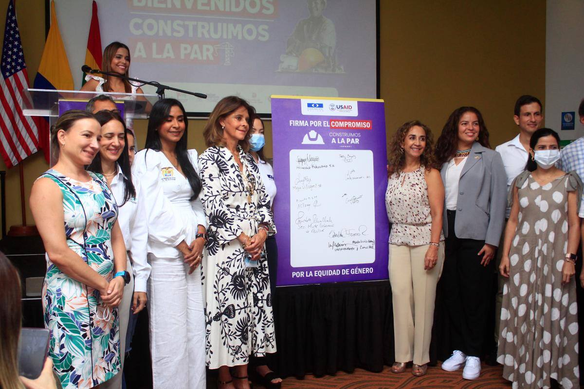 Marta Lucía Ramírez, vicepresidenta de la República, y Sandra Forero, presidenta de Camacol, entre otros, participaron del acto. //Julio Castaño - EU