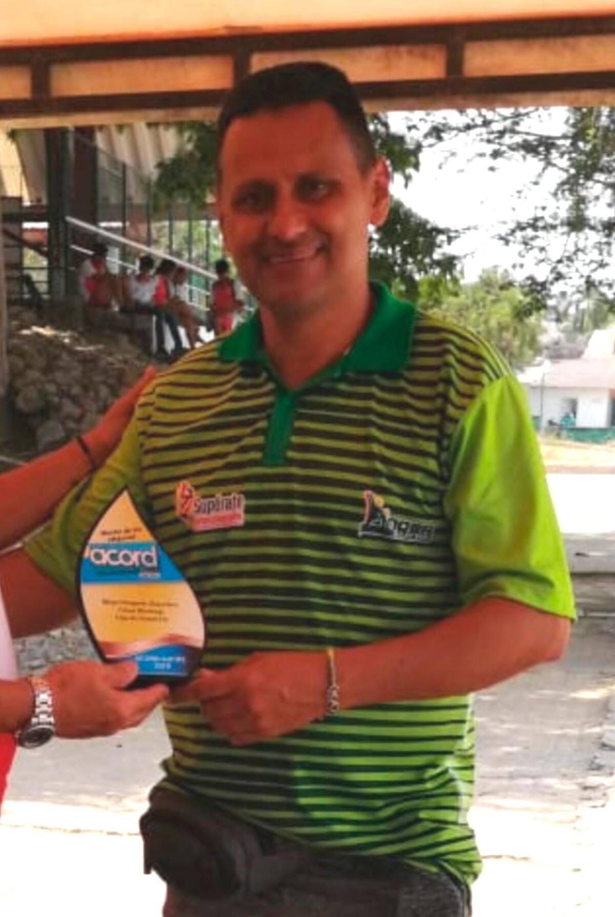 César Montoya Palencia con el galardón de Mejor Entrenador del Año 2019 en Sucre.