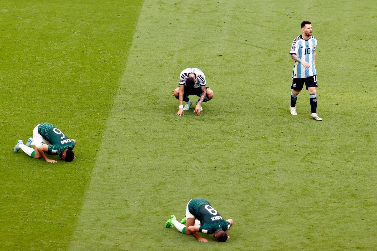 Unos le dan gracias a su Dios y otros se lamentan. //EFE.