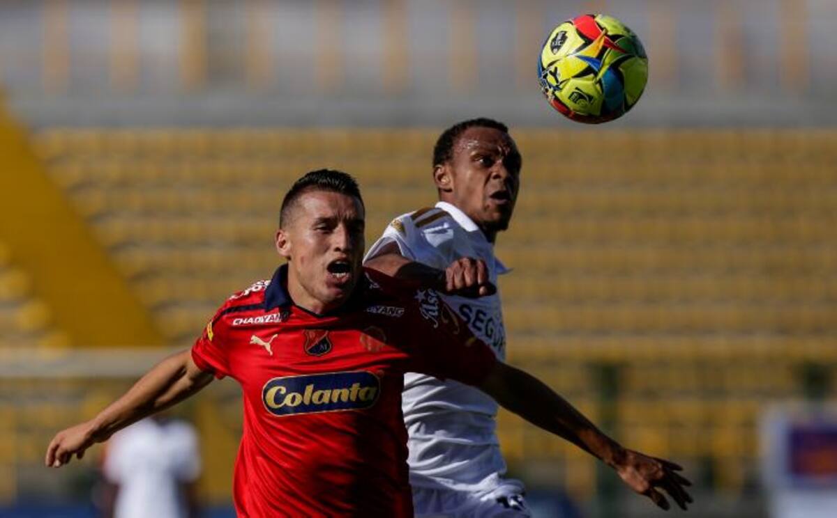 Pedro Pino (blanco) se desmayó en un entrenamiento. COLPRENSA
